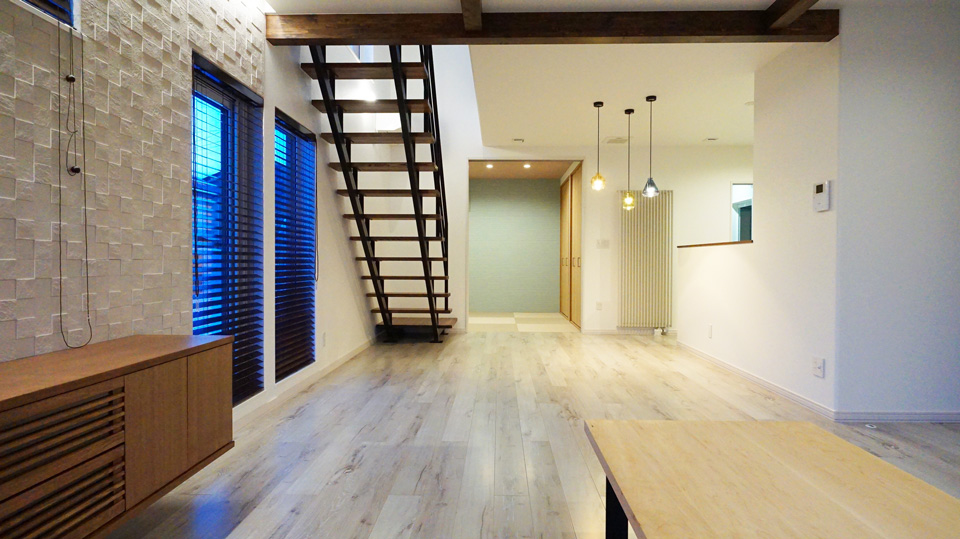スケルトン階段で　明るく開放的な家